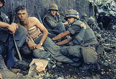 Những lính thủy quân lục chiến Mỹ bị kẹt trong cuộc tổng tấn công Tết Mậu thân của bộ đội Bắc việt ở Huế. Ảnh chụp hôm 6/2/1968. AFP photo