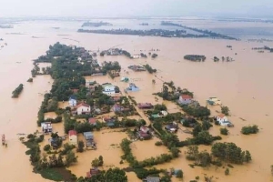 Cứu trợ nạn lũ lụt bên Việt Nam